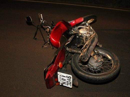 Motociclista fica em estado grave ap&oacute;s atropelar pedestre e sofrer queda