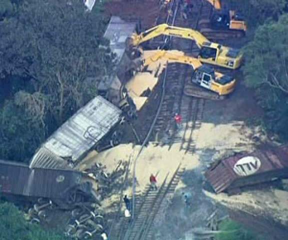  Com soja e milho, trem que saiu de MS descarrila em S&atilde;o Paulo