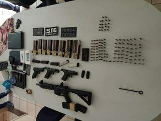 Eletrônicos, munições e armas apreendidas com os criminosos. (Foto: Divulgação)  