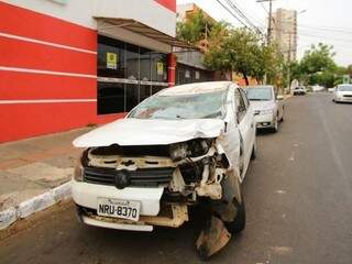 Bandidos invadem condom&iacute;nio e capotam carro roubado durante fuga