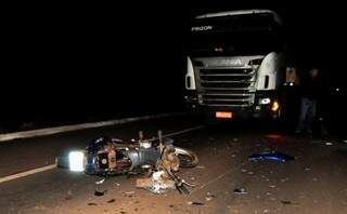 Motociclista fica em estado grave ap&oacute;s colis&atilde;o contra carreta em Nova Andradina