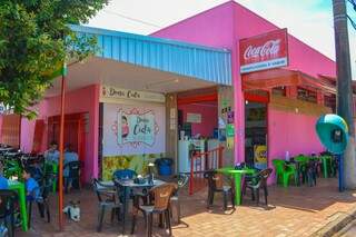 Lugar rosa chama atenção em uma das esquinas do bairro Santo Antônio. (Foto: Thailla Torres)