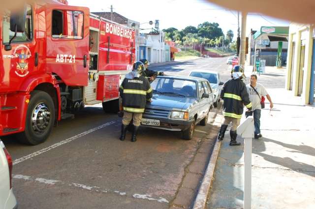 Principio de inc&ecirc;ndio em ve&iacute;culo mobiliza bombeiros no centro
