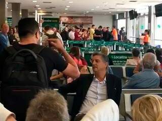 O deputado estava na sala de embarque do Aeroporto Internacional de Campo Grande quando foi abordado (Foto: Reprodução/ Direto das Ruas)