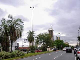 Céu nublado na tarde deste sábado na avenida Afonso Pena em Campo Grande (Foto: Paulo Francis)