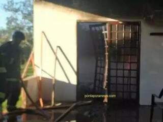 Bombeiros contiveram as chamas e encontrar o corpo da mulher em um dos cômodos (Foto: Ponta Porã News) 