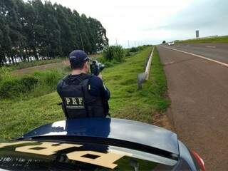 Policial rodoviário federal em fiscalização com radar móvel em rodovia federal (Foto: Divulgação/ PRF)