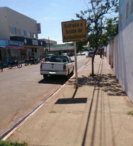 Carro em local proibido atrapalha entrada de ambul&acirc;ncia em posto do Coophavila 