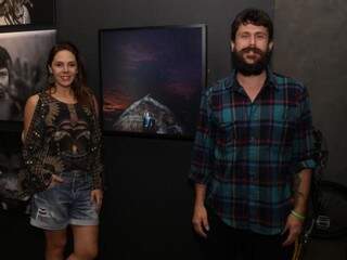 Luciana Teixeira e Marcelo ao lado da fotografia da Casa de Rezo, feita pelo profissional. (foto: Fernando Antunes)