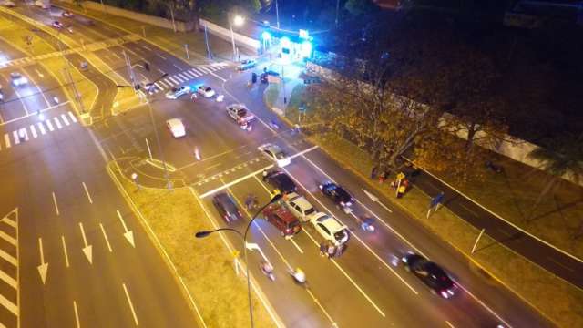 Carro freia para ciclista e causa engavetamento com quatro ve&iacute;culos