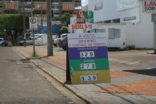 Postos de combustíveis abaixam preços da gasolina para conquistar clientes.  (Foto: Fernando Antunes)
