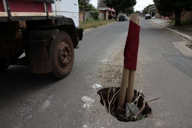 Moradores pedem provid&ecirc;ncias em buraco que j&aacute; provocou a queda de 4 carros