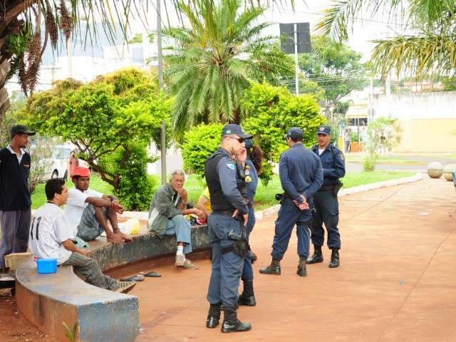 Moradores e comerciantes reclamam de andarilhos na Pra&ccedil;a do &Iacute;ndio