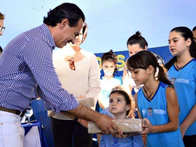 Prefeitura abre licita&ccedil;&atilde;o para compra de kit escolar do ano letivo de 2018