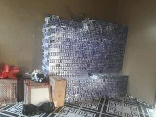 Na casa de Gabriel foram encontrados 2.497 pacotes de cigarros (Foto: Divulgação)