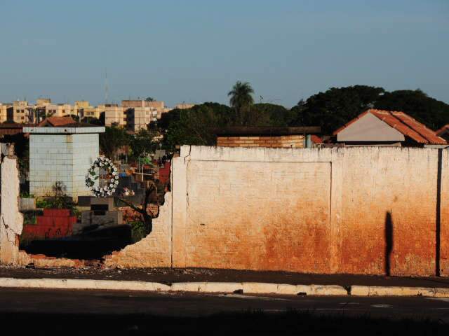  Carro derruba muro do cemit&eacute;rio Santo Amaro 