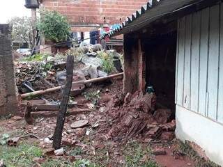 Muro caiu e enxurrada invadiu a casa da família (Fotos: Geisy Garnes)