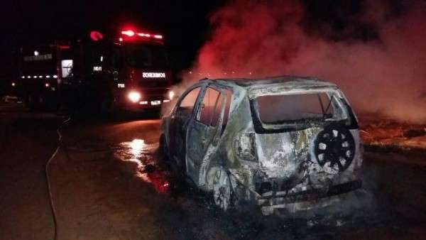 Comerciante tem carro incendiado ap&oacute;s assalto em lanchonete