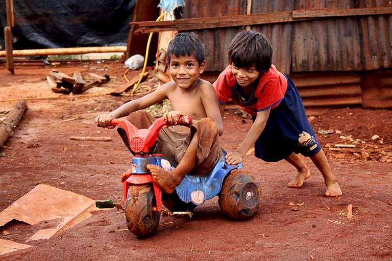 As crianças da favela não conseguem vagas no Ceinf da região (Foto: Marcos Ermínio)