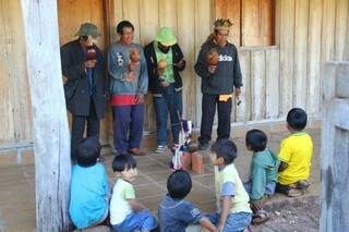 Crianças também estão entre os indígenas da ocupação. (Foto: Marcos Ermínio)