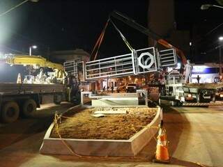 Monumento sendo retirado de caminhão para ser erguido no Centro (Foto: Paulo Francis)