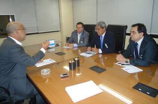 Também participaram do encontro o secretário estadual Carlos Alberto Menezes e o deputado Edson Giroto. (Foto: Divulgação)