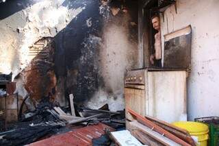 Incêndio atingiu a cozinha da casa, mas homem não ficou ferido (Foto: Marcos Ermínio)