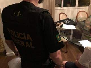 Policial federal em casa de um dos alvos da operação (Foto: Divulgação/ PF)