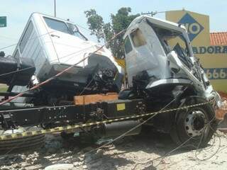 Caminhão transportava um  veículo zero quilômetro(Foto: Rádio Caçula)