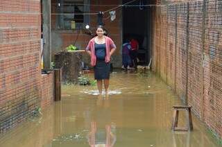 Chuva deste domingo alagou casas e ruas nos bairros Jardim Tijuca, Zé Pereira e Santa Emília. (Foto: Vanderlei Aparecido)