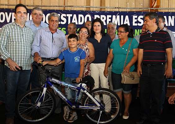 Governo entregou 15 mil pr&ecirc;mios para alunos das escolas estaduais 
