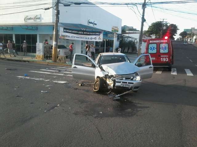 Ve&iacute;culo vai parar dentro de loja ap&oacute;s ser atingido por outro no Centro