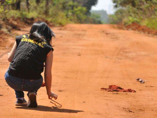 Pol&iacute;cia ouve cinco pessoas e descarta roubo de carro de morto queimado