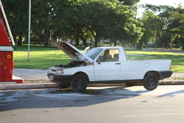 Carro pega fogo na frente do Horto Florestal e populares apagam as chamas