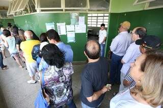 Na Escola Hércules Maymone, tempo de espera na fila era de, no máximo, 15 minutos nesta manhã, segundo eleitores (Foto: Marcelo Calazans)