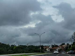 Registro da tarde de segunda em Campo Grande mostra nuvens carregadas. (Foto: Kísie Ainoã).