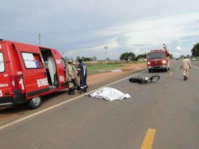 Mulher se distrai e morre em colis&atilde;o entre moto e carreta na rodovia MS-158