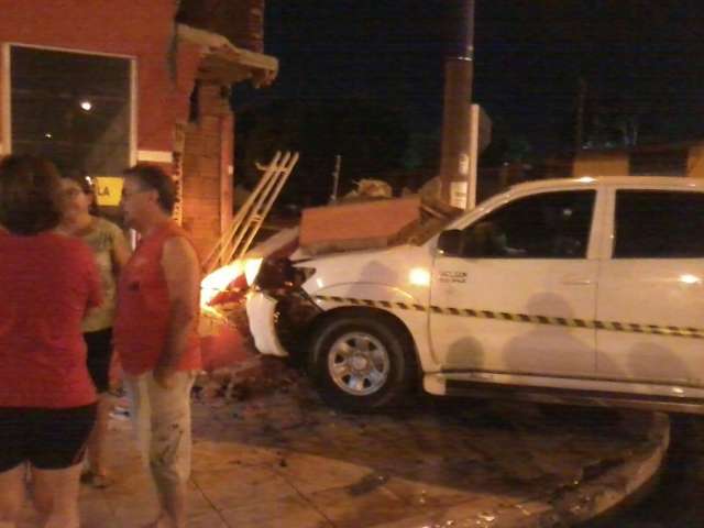 Dupla sequestra av&oacute;s e neto para levar camionete, mas sofre acidente