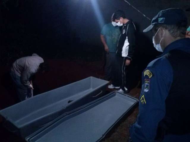 Marido &eacute; preso suspeito de enterrar o cad&aacute;ver da mulher no quintal da casa