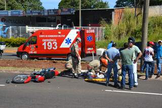 Bombeiros socorrem motociclista vítima de colisão com caminhão na Costa e Silva. (Foto: Minamar Júnior)
