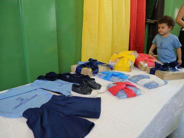 Fabricante atrasa entrega, mas prefeitura garante uniformes para este m&ecirc;s