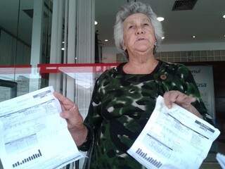 Francisca foi reclamar da conta alta e diz preocupada com o reajuste para o próximo mês. (Foto: Marcos Ermínio) 