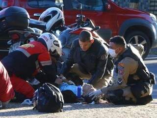 A caminho do trabalho, idoso fica ferido ap&oacute;s ser atropelado por moto 