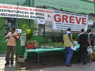 Em frente ao Incra, servidores distribuíram verduras e legumes (Foto: Pedro Peralta)