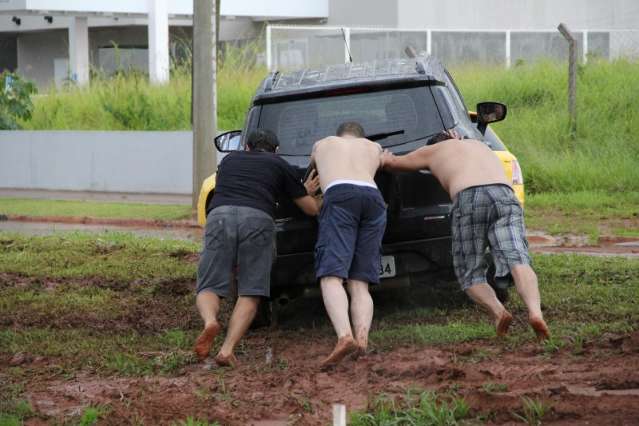 Chuva forte  arranca asfalto de avenida e motoristas contabilizam preju&iacute;zos