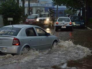 Rua José de Freitas Guimarães: no início da manhã de hoje o volume da água mal deixava os carros passarem. (Foto: Minamar Júnior)