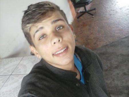 Pol&iacute;cia ouve familiares e ainda busca suspeito de assassinar adolescente 
