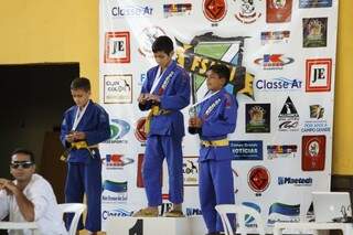 Atletas no pódio de torneio de arte marcial disputado em Campo Grande.