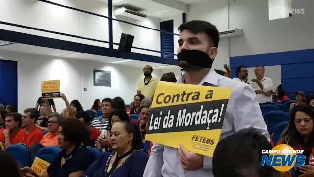 Audi&ecirc;ncia sobre Escola sem Partido &eacute; suspensa ap&oacute;s tumulto com manifestantes