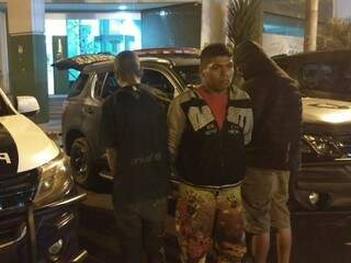 Trio foi preso na noite de ontem (20) durante tentativa de furto. (Foto: Divulgação/Batalhão de Choque)